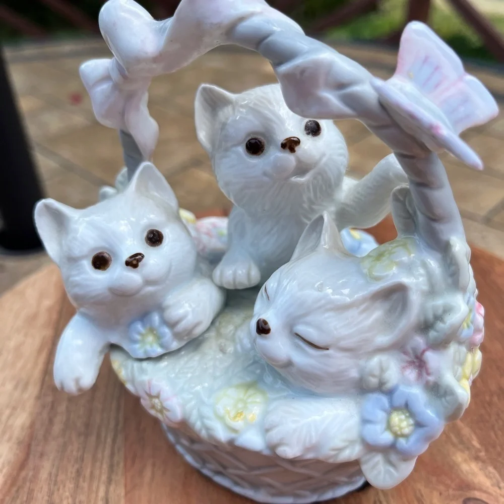 3 Kitty cats in basket porcelain Figurine vintage Collectible Decorative - Picture 9 of 9